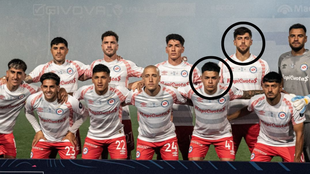 Diego Porcel y Román Riquelme, parte del equipo titular de Argentinos Juniors en la final de Copa Argentina 2025.