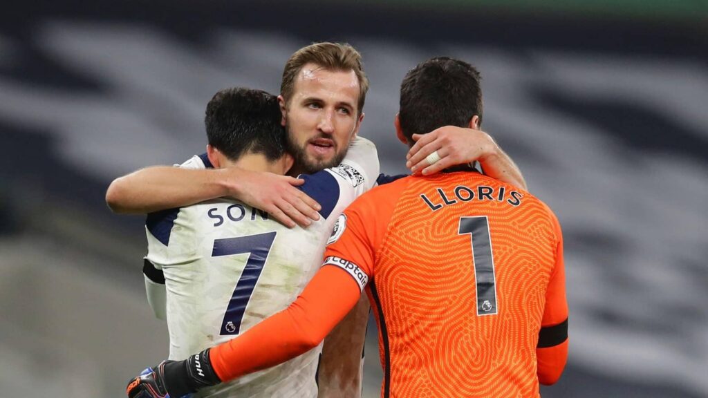 Harry Kane abrazando a Heung-min Son y Hugo Lloris.
