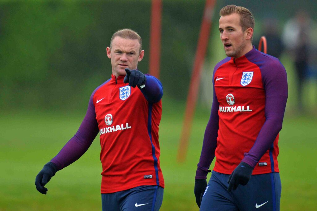 Harry Kane y Wayne Rooney, los dos máximos goleadores de la Selección de Inglaterra, compartiendo entrenamiento.