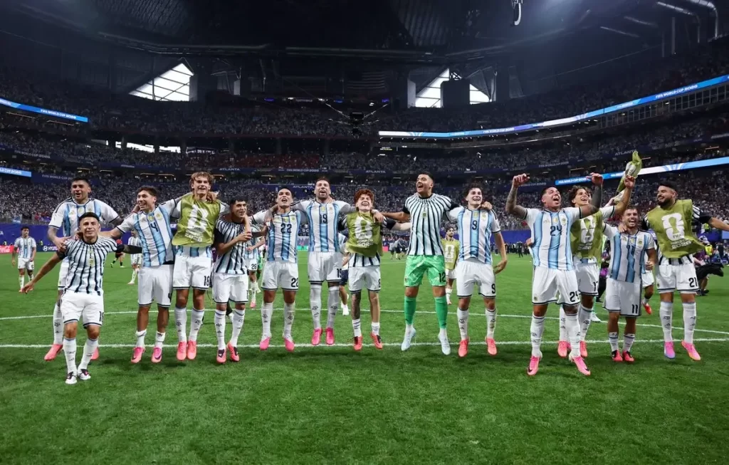 La Selección argentina de fútbol festejando una victoria en el Mundial 2026.