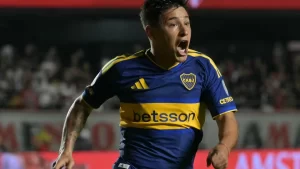 Festejo de gol de Leandro Lozano con la camiseta de Boca Juniors.
