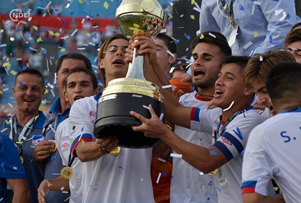 Leandro Lozano levantando la Copa Libertadores Sub-20 2018.